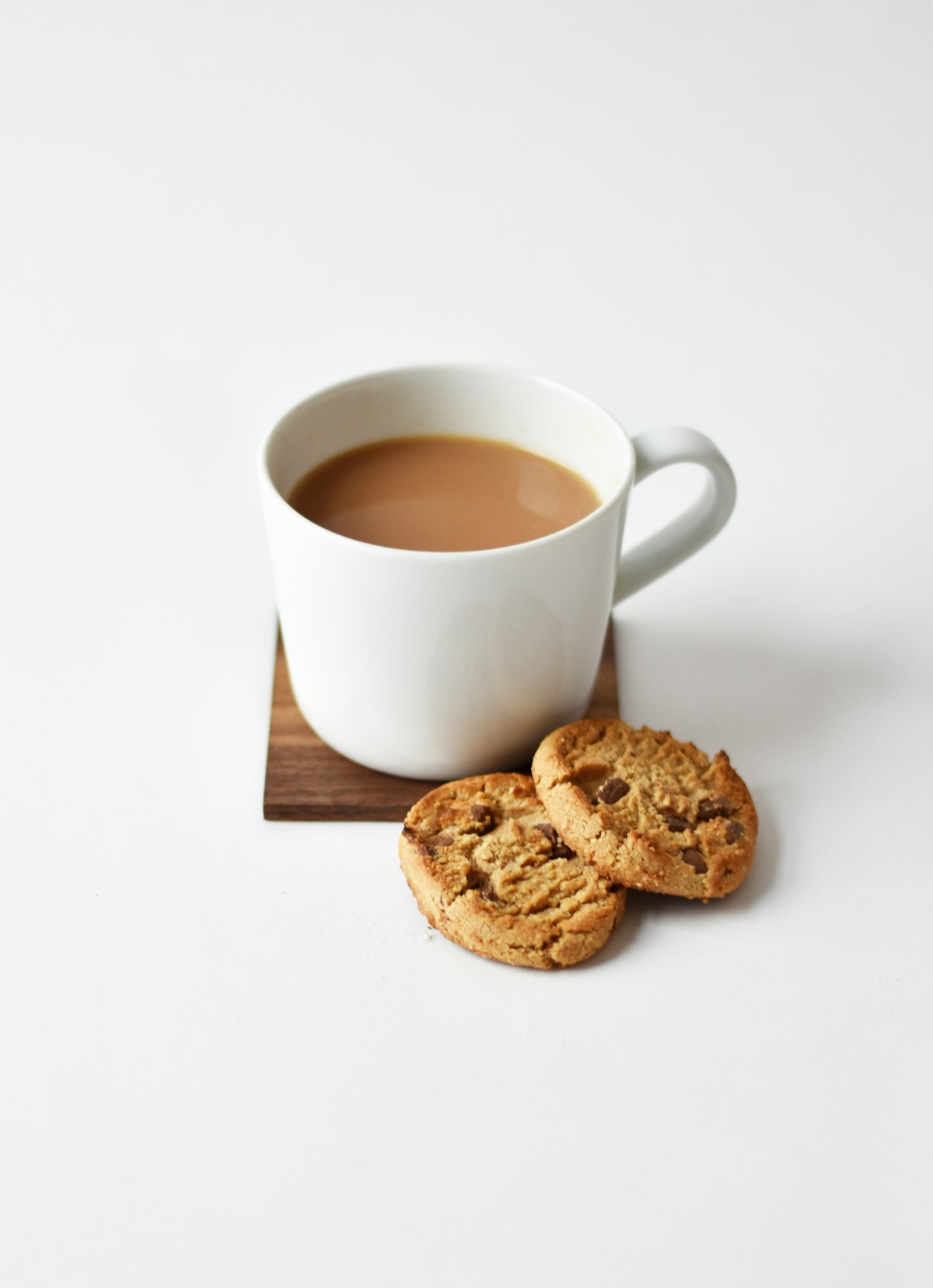 Tasse Tee mit zwei Keksen